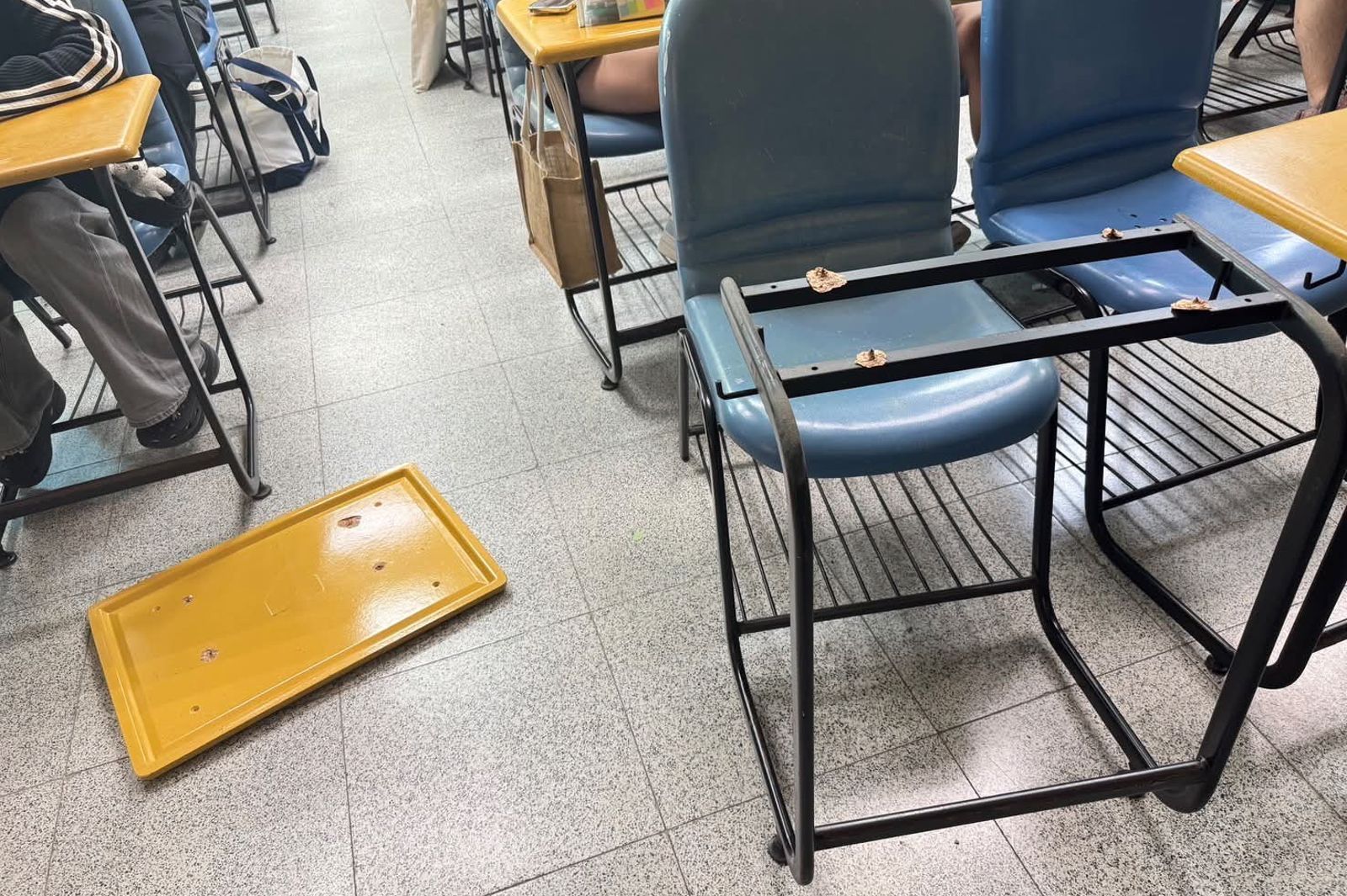 作家許榮哲到亞洲大學講課突然將桌子踹翻,嚇壞不少學生。圖/翻攝threads p19_cye