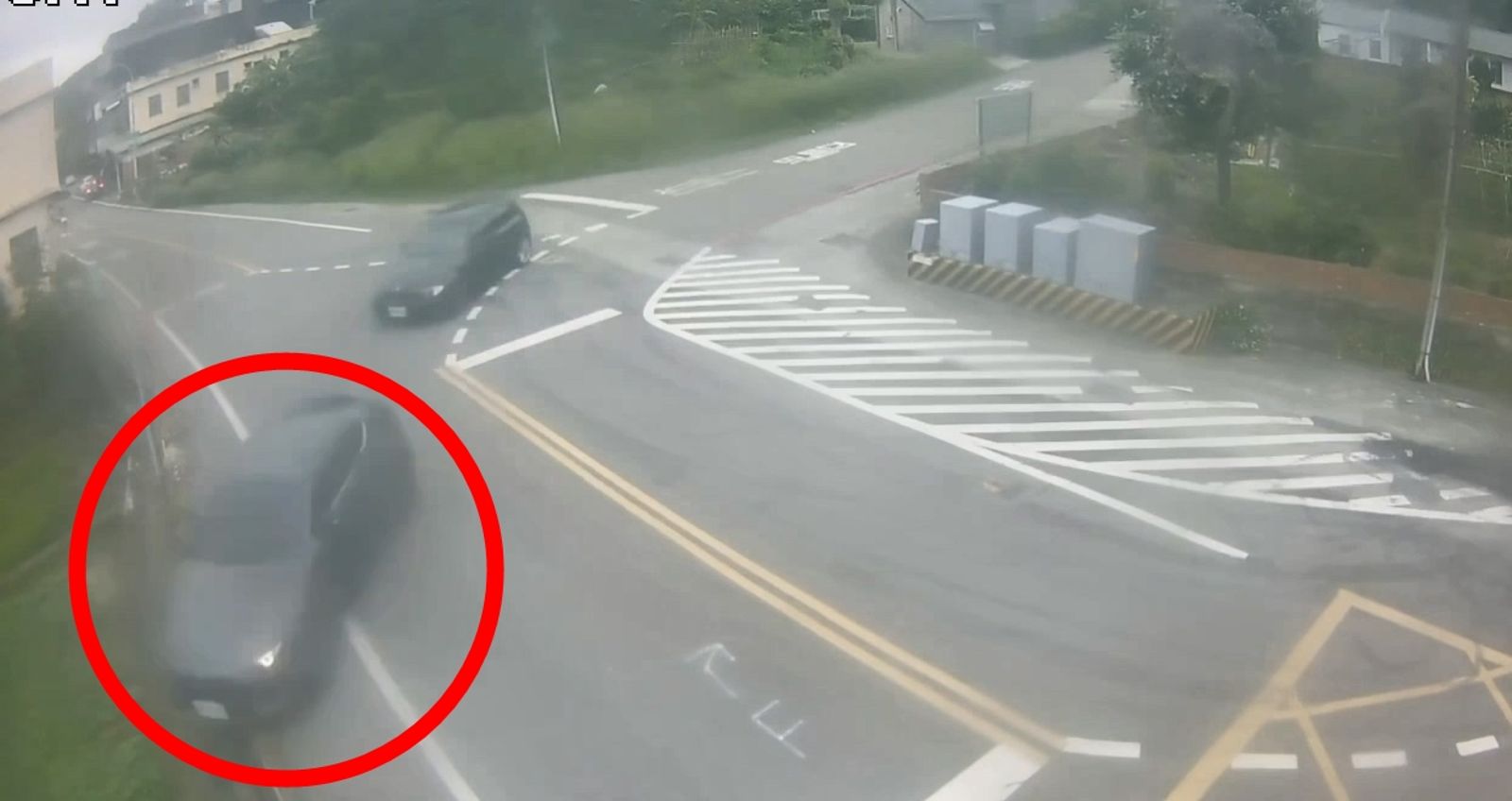 葉男轎車（紅圈處）閃過前車，在Ｔ字路口過彎失控衝落農田。民眾提供