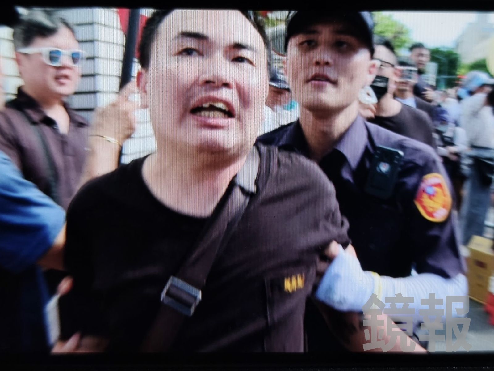 柯P出來了／柯文哲7千萬交保獲自由！「吃屎哥」混入人群撒冥紙