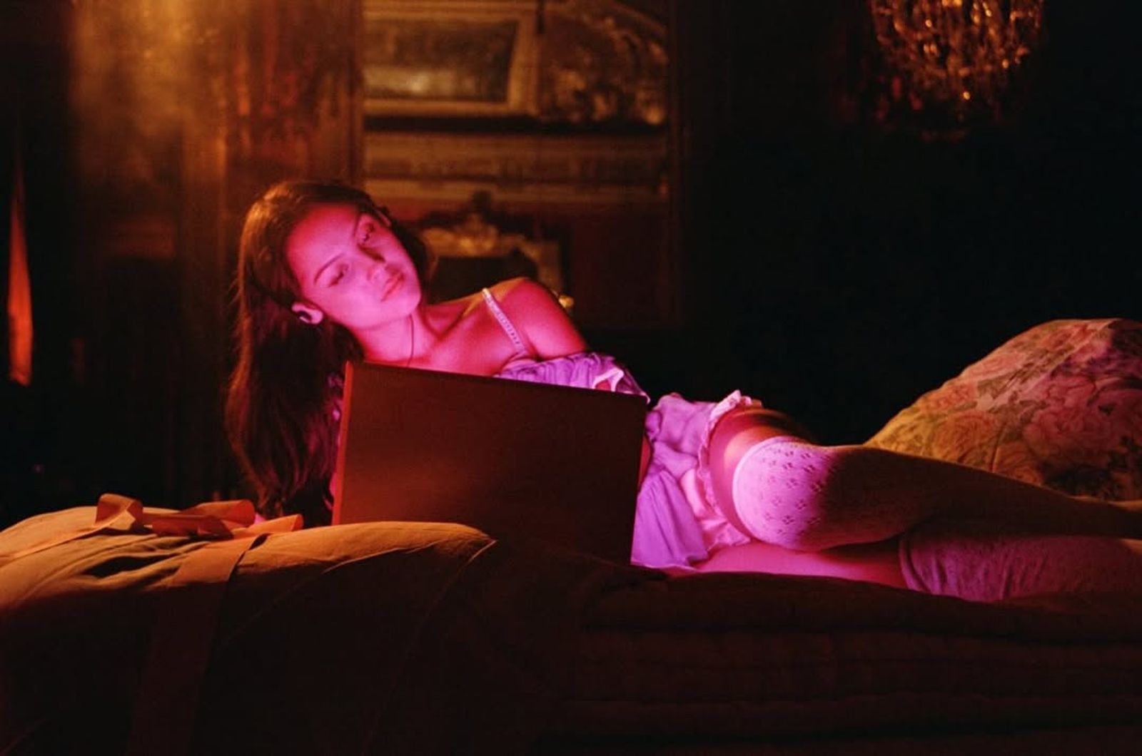 「追夢少女」奧莉維亞回歸！〈drop dead〉凡爾賽宮瘋狂熱舞　自曝「想搖下車窗與人熱吻」