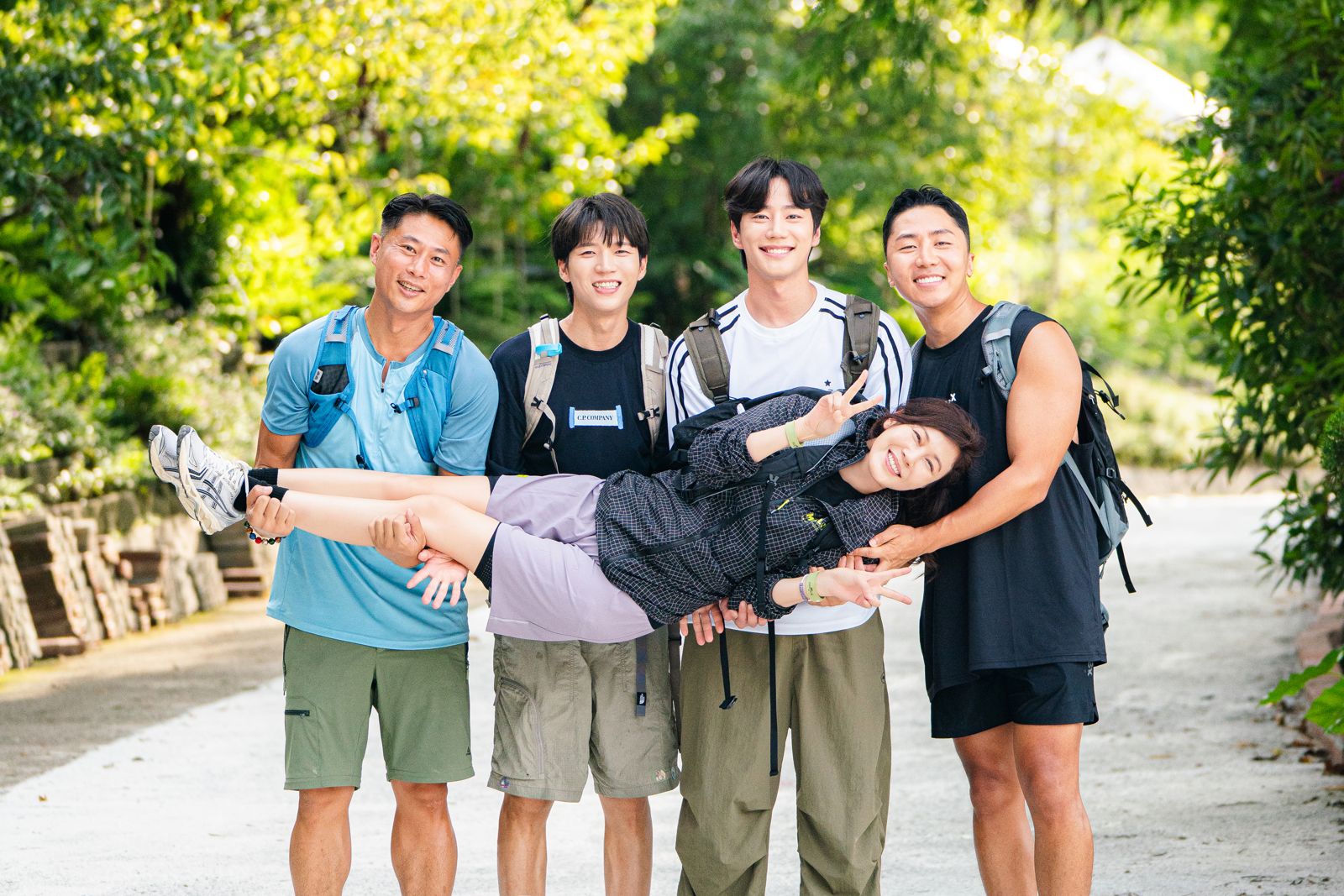 影后金荷娜「生吃辣椒」五官失守大崩潰 爬山竟變「密室逃脫」肌肉山山哀嚎:卡住了