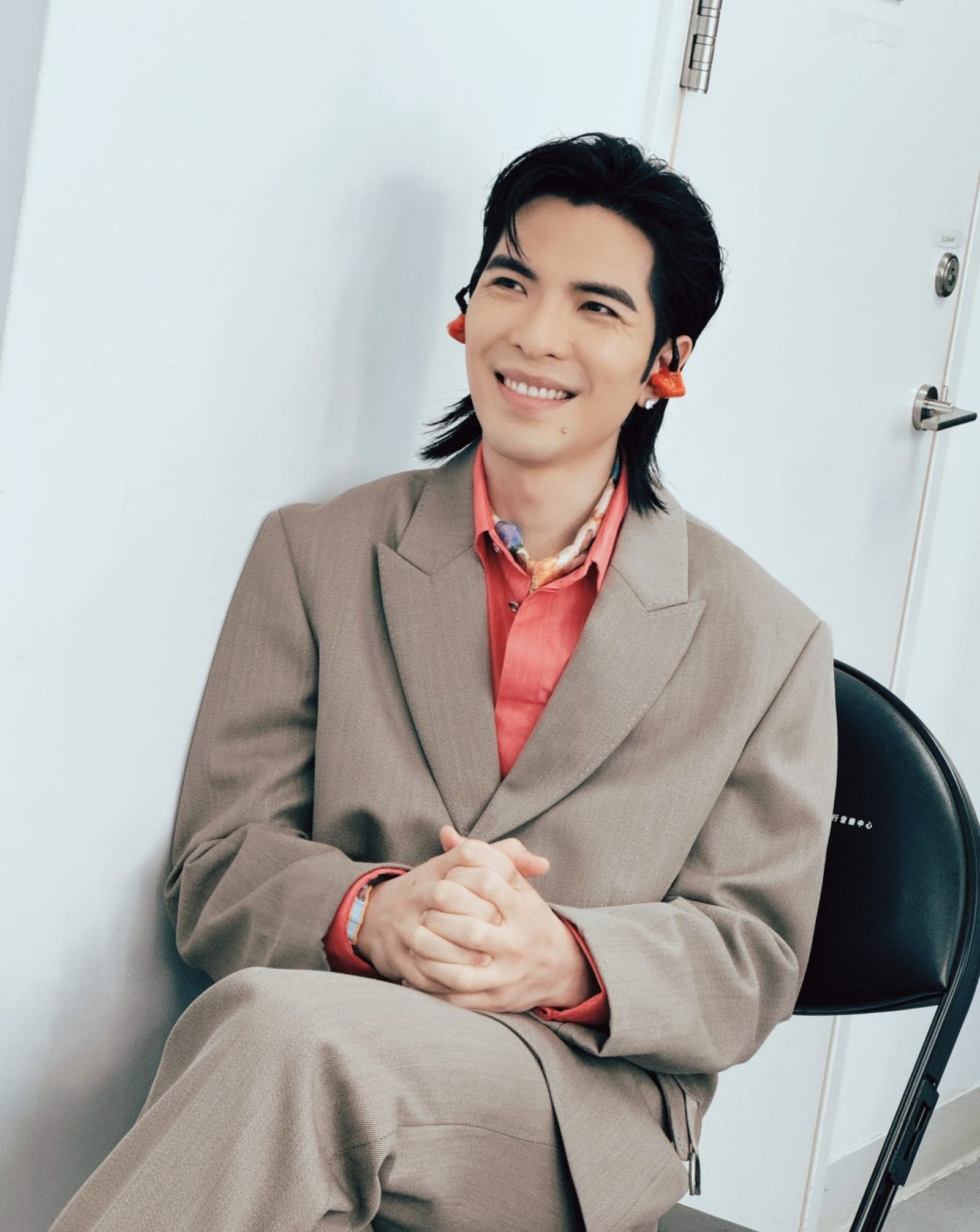 蕭敬騰在後台看台上演出。經紀公司提供