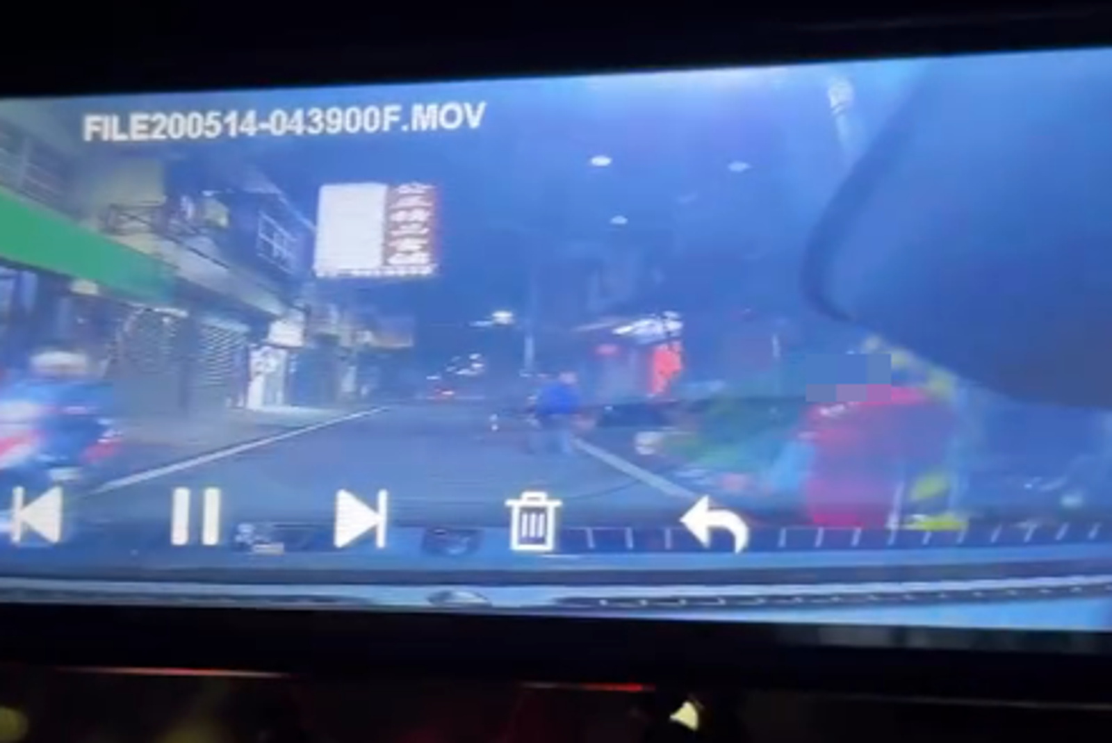 新竹一名紅衣女童遭綁電線桿，經查為姑姑因其不聽管教下手。圖／翻攝自Threads@kzzzzeeeei7