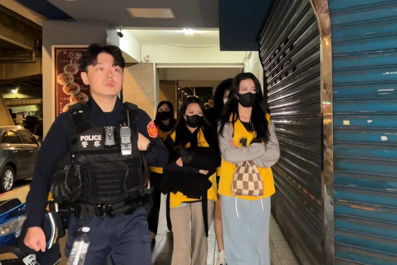 女荷官被帶回。