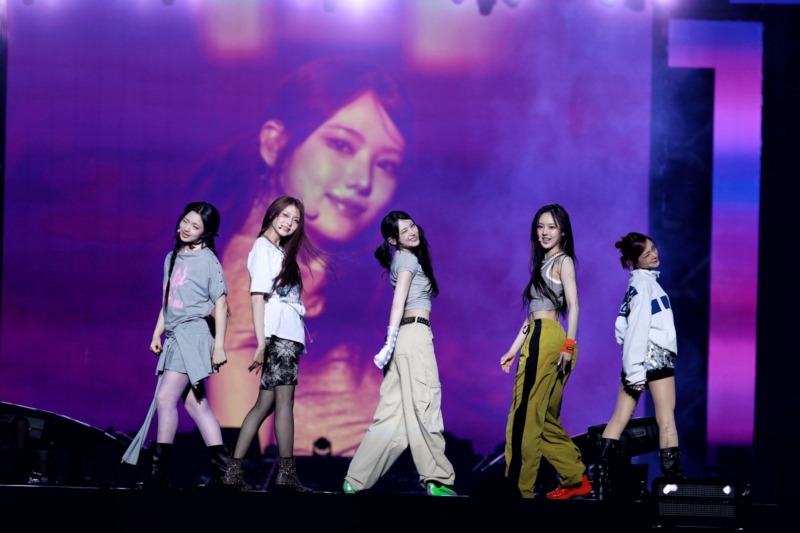 KiiiKiii今一連唱了4首歌。讀者提供