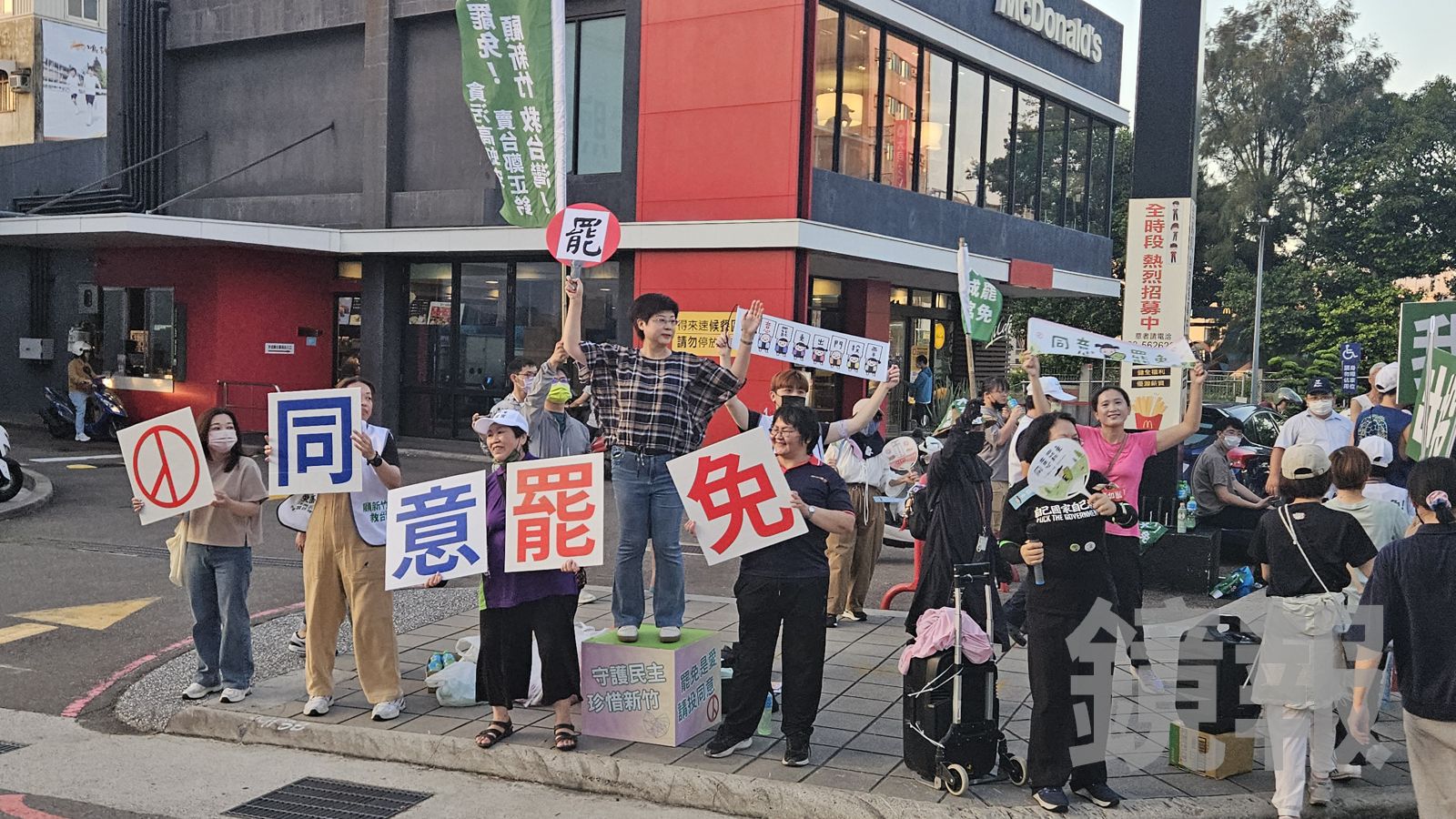 林志潔和罷團志工站路口宣傳罷免高虹安、鄭正鈐。（圖／鄭宏斌攝）