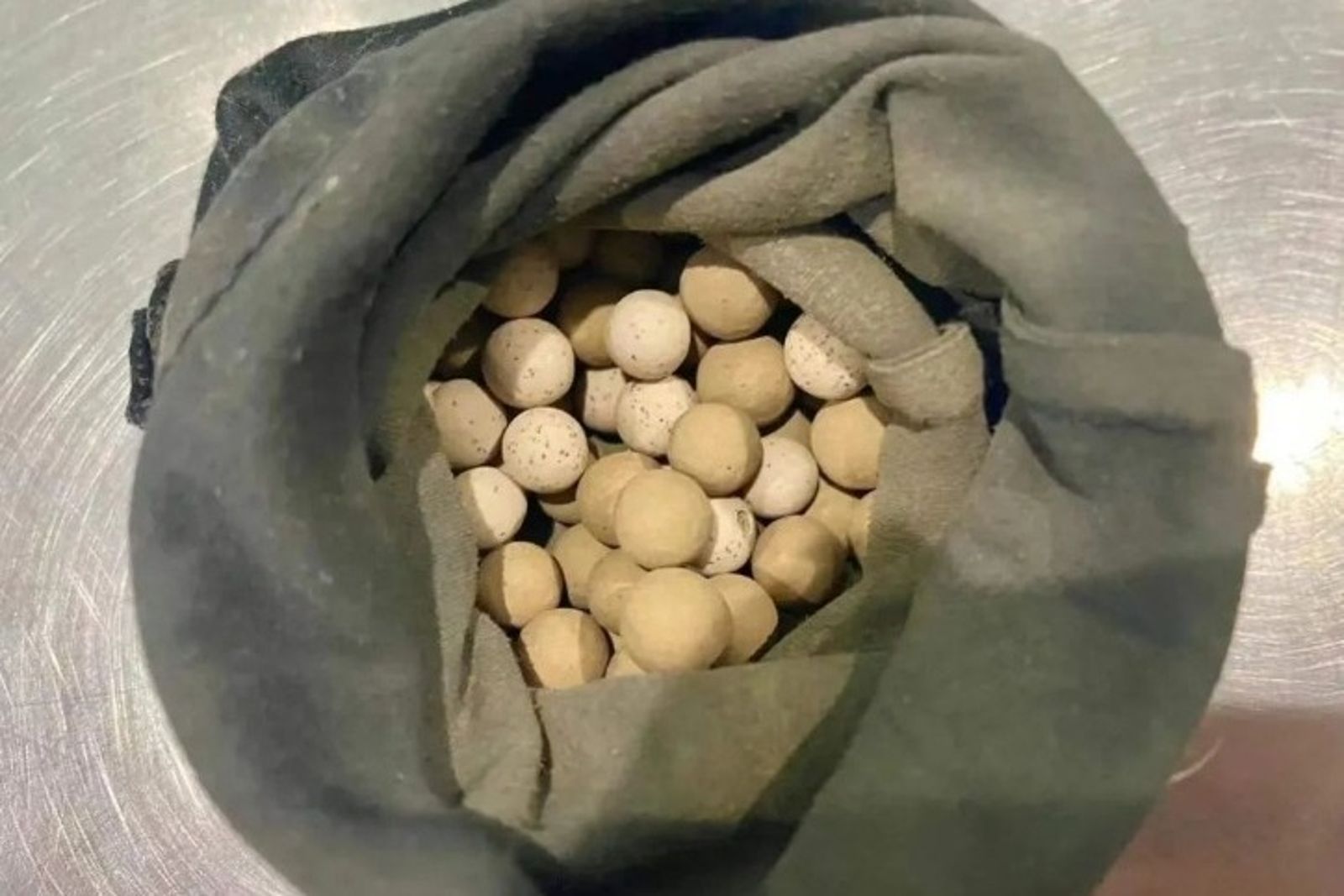 女遊客流鼻血3個月！過海關遭攔查　竟是「黑心能量石」釀禍