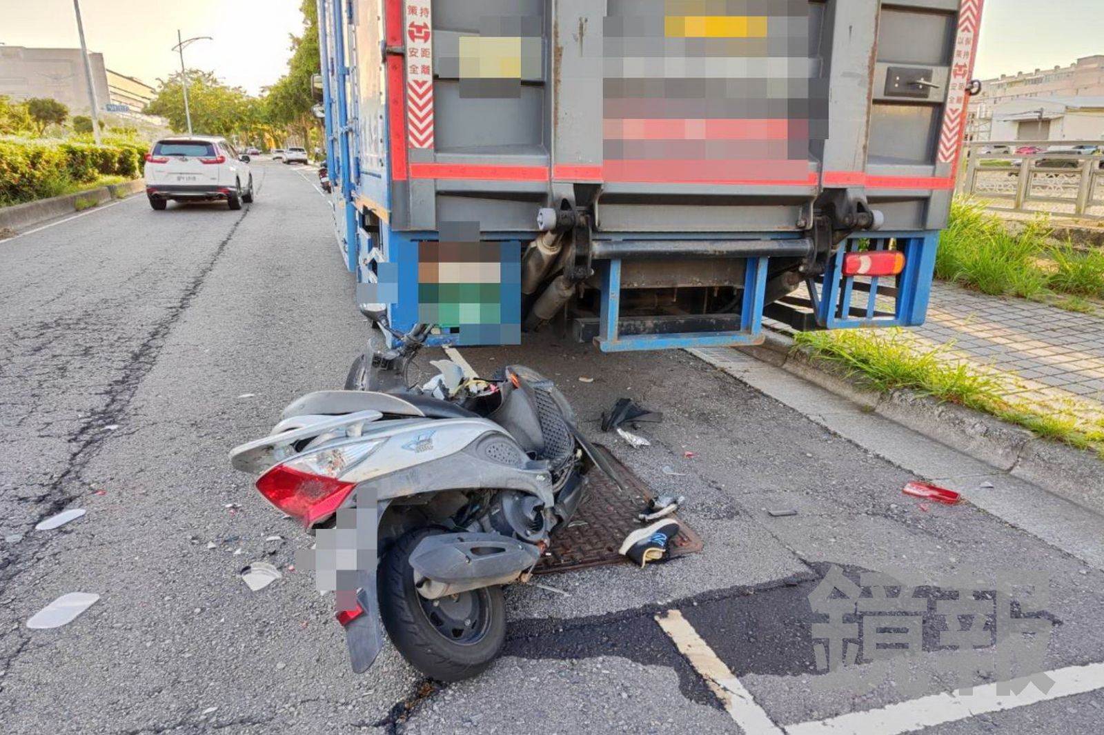 夕陽逆光釀死劫?貨車司機「眼睛太刺」臨停紅線暫歇 科技園區員工追撞車尾亡