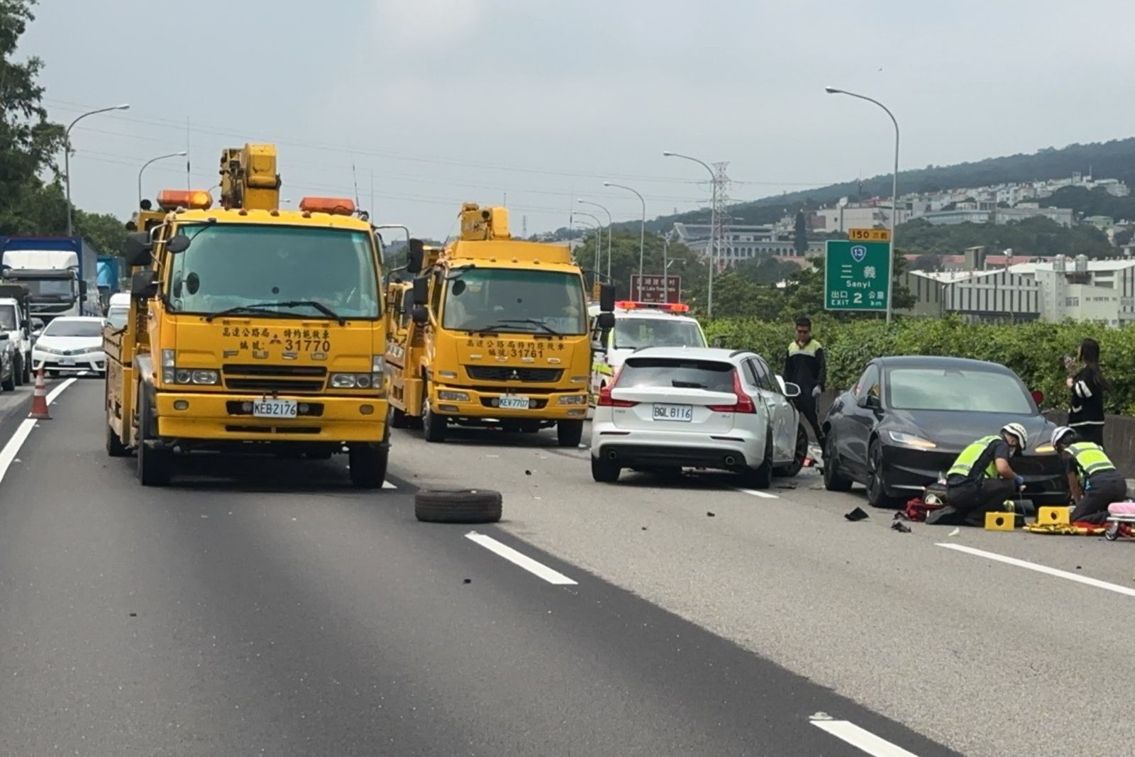 警消到達國道車禍事故現場展開搶救。民眾提供