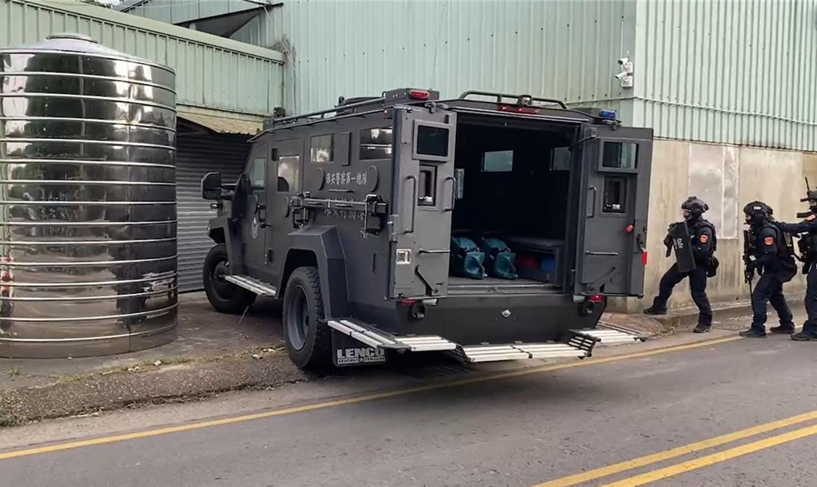 基隆毒品通緝犯藏匿台中製毒　中打出動裝甲車攻堅