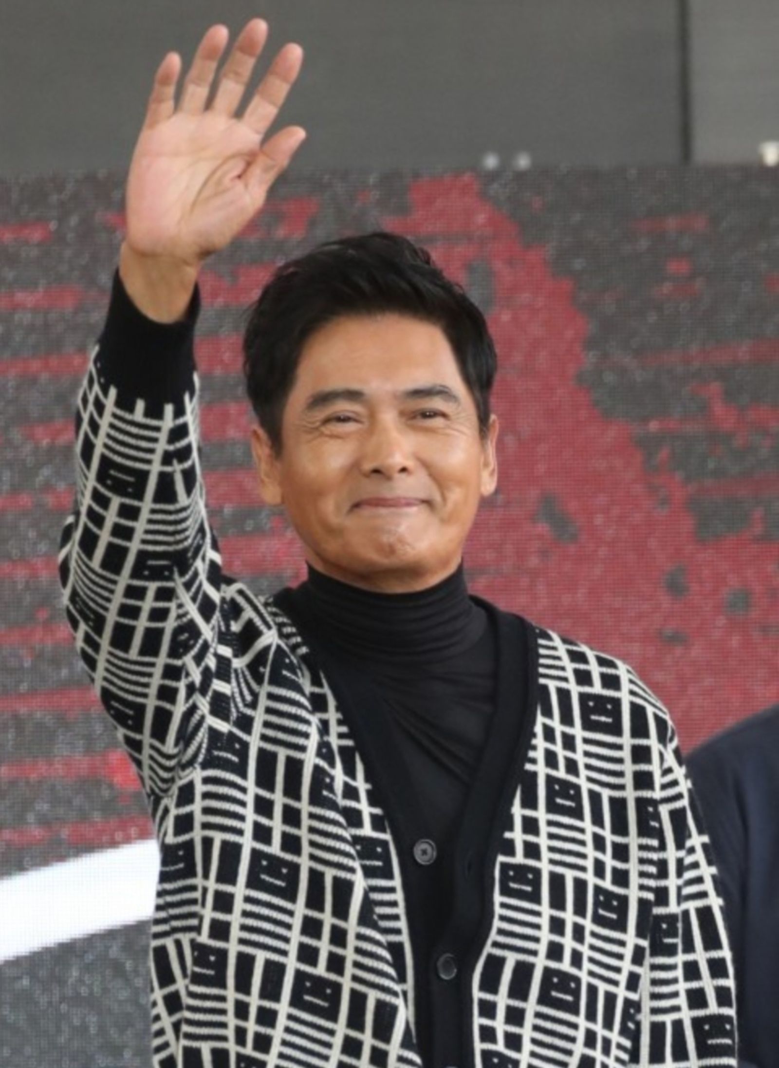 周潤發昔貧苦出身,如今已為國際巨星不忘提攜後輩。翻攝畫外音voice_over_微博