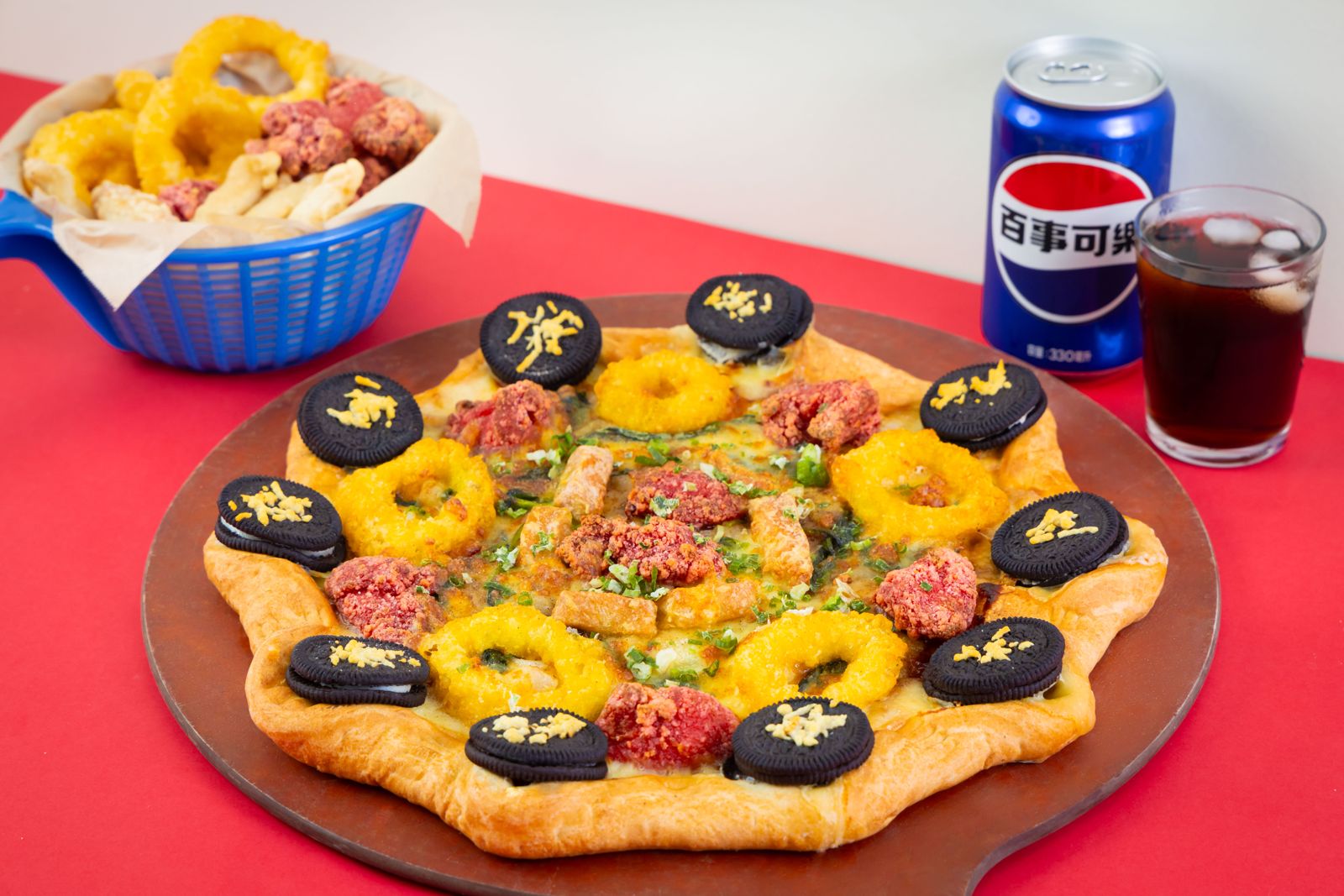 「OREO餅乾台味鹹酥雞比薩」擺進鹹酥雞攤最熱銷的炸物，搭配OREO餅乾，滋味鹹鹹甜甜。（429元／個，必勝客供圖）