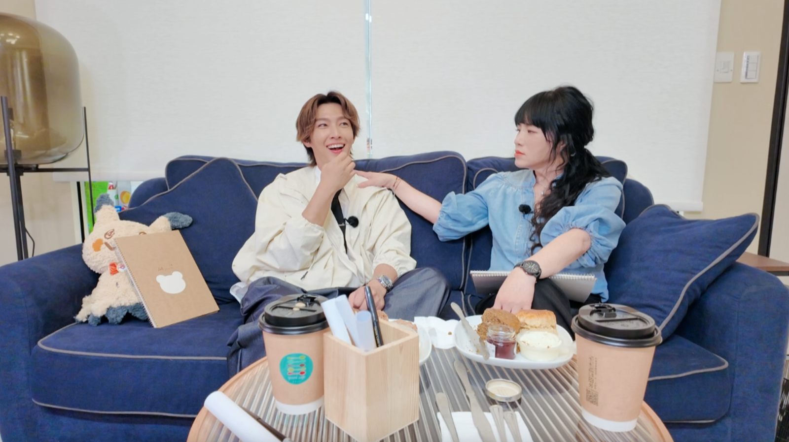 炎亞綸與唐綺陽錄影現場互動輕鬆。大浪娛樂提供