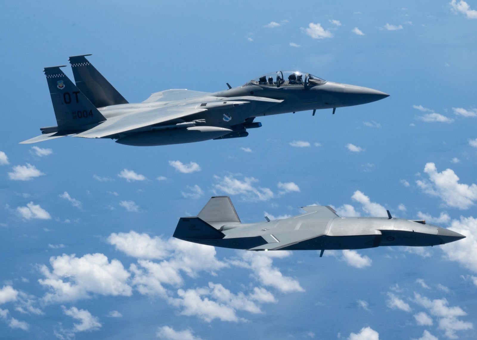 F-15EX「鷹二式」(Eagle II)戰機與波音研發的 MQ-28「幽靈蝙蝠」(Ghost Bat)無人僚機同框並肩翱翔。圖片取自U.S. Pacific Air Forces