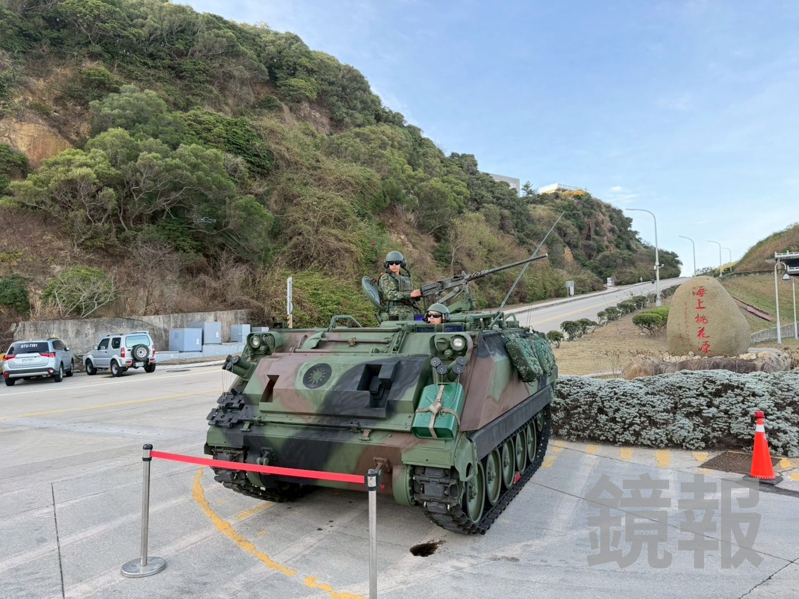 賽道沿途能看到戰車、機槍等軍備,都會讓選手忍不住停下來拍照。