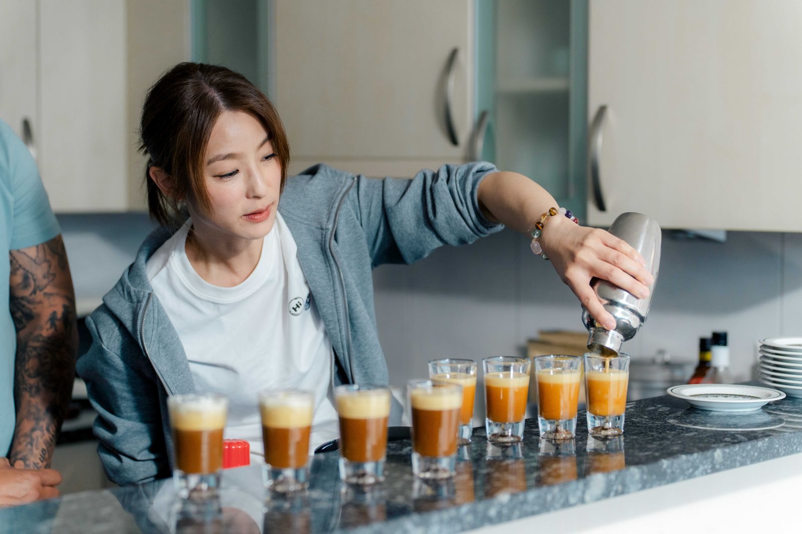 《嗨！營業中》賴雅妍擔任咖啡師。好看娛樂提供