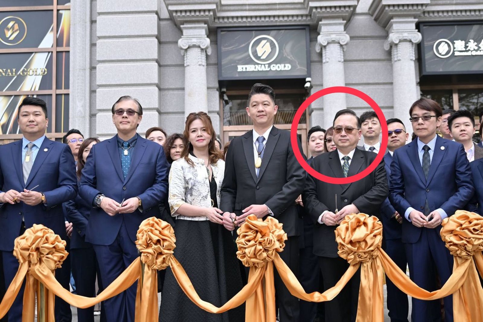 左至右，「聖石金業｣幹部蔡子蓄、張名泉、董座邱嬿妤夫妻、李永誠、營運長張桂洋。資料照