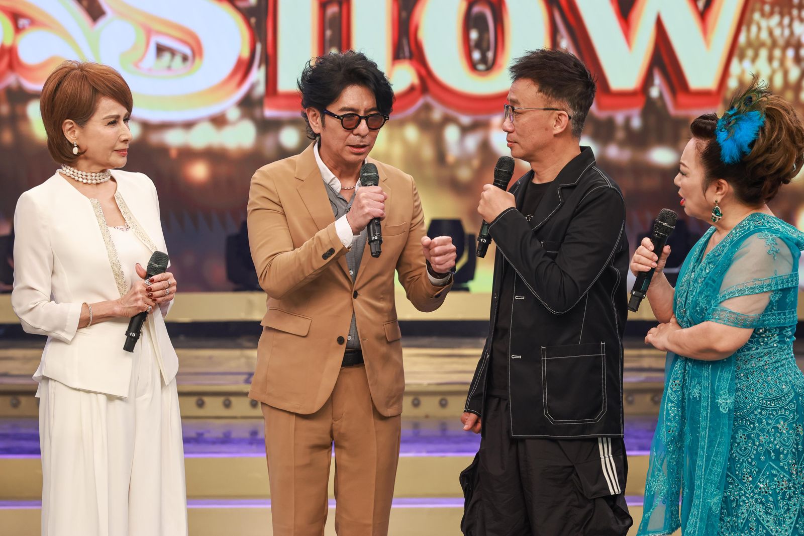 向娃(左起)、荒山亮、許常德、白冰冰在節目中回憶陳盈潔。圖/民視