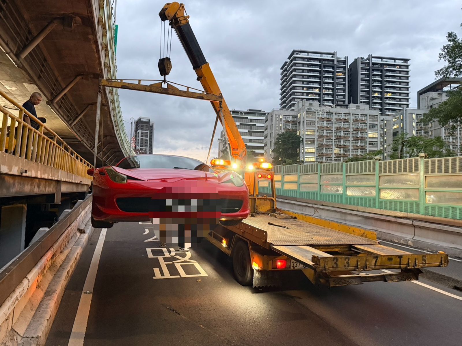 北市法拉利酒駕男見警落跑 高架橋上被民眾駕車堵死慘遭逮