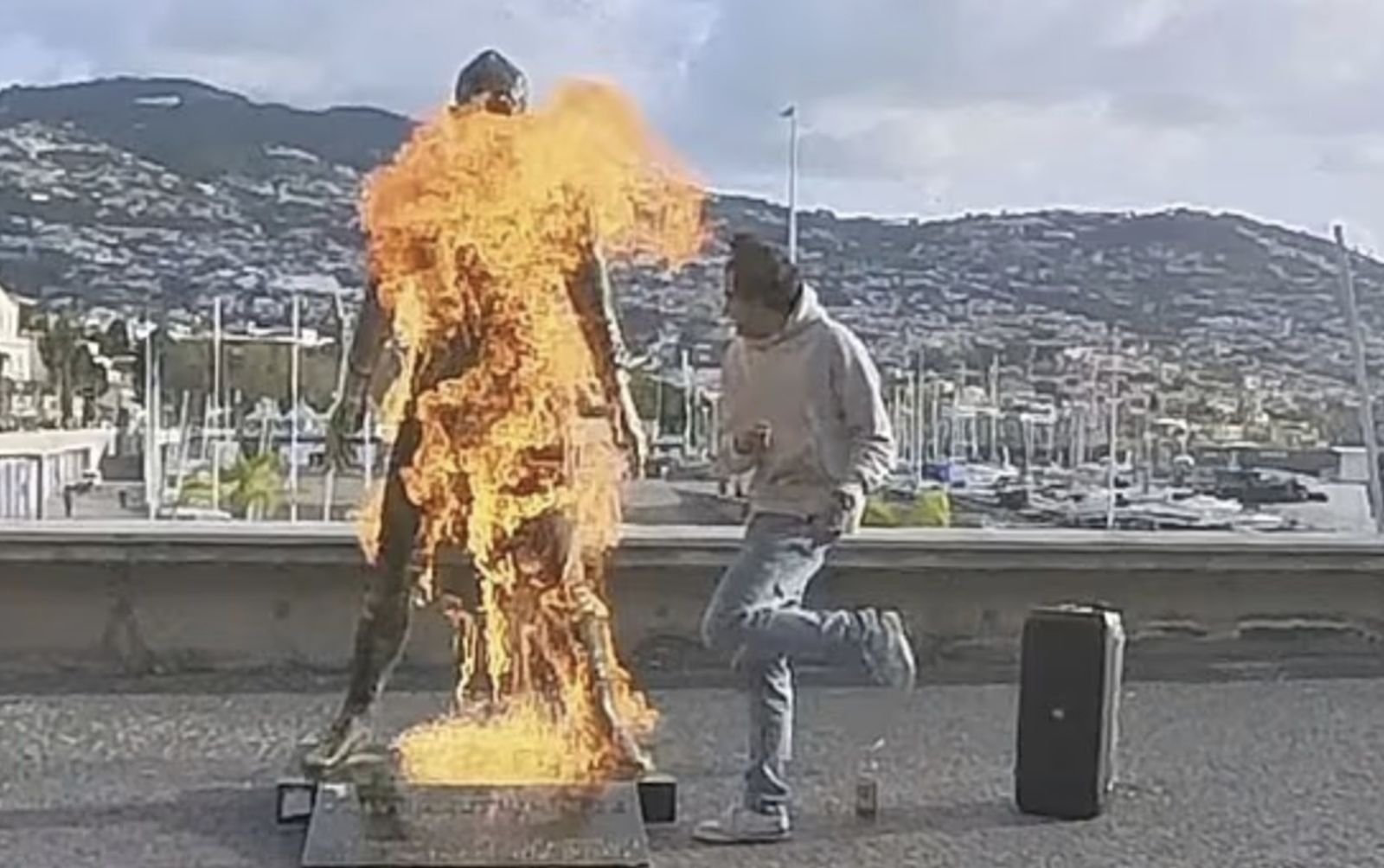 C羅雕像遭怪男縱火喊「這是上帝最後警告」　警鎖定嫌犯追查：早有前科