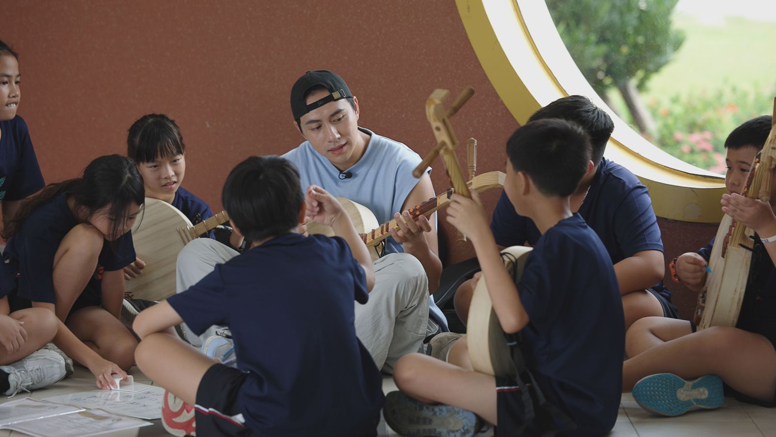 屏東縣恆春國小學生以月琴自創台語民謠,用歌聲傳遞家鄉故事。公視《台灣囡仔、讚!》提供
