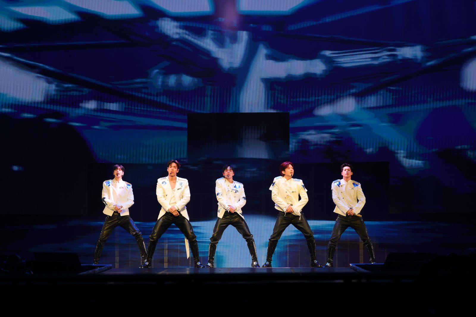 讓粉絲苦等8年!MONSTA X鞠躬道歉喊「想你」 性感撕裂舞台嗨翻萬人