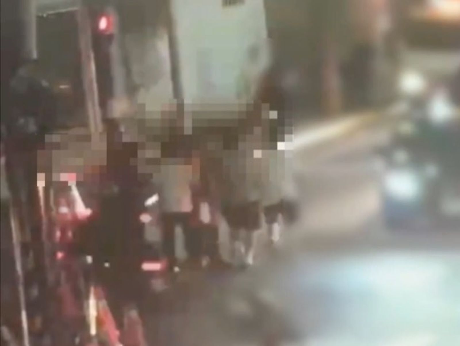 道路施工交通管制硬要過　北市女義交遭3男圍毆、狠甩巴掌　