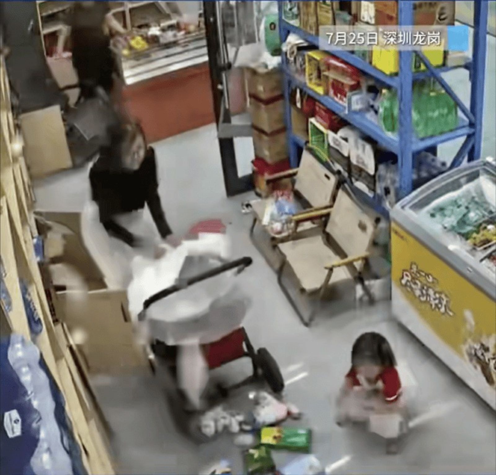 店內還有其他大人與小孩,但店內被大風吹得讓人無法站立。圖/翻自微博
