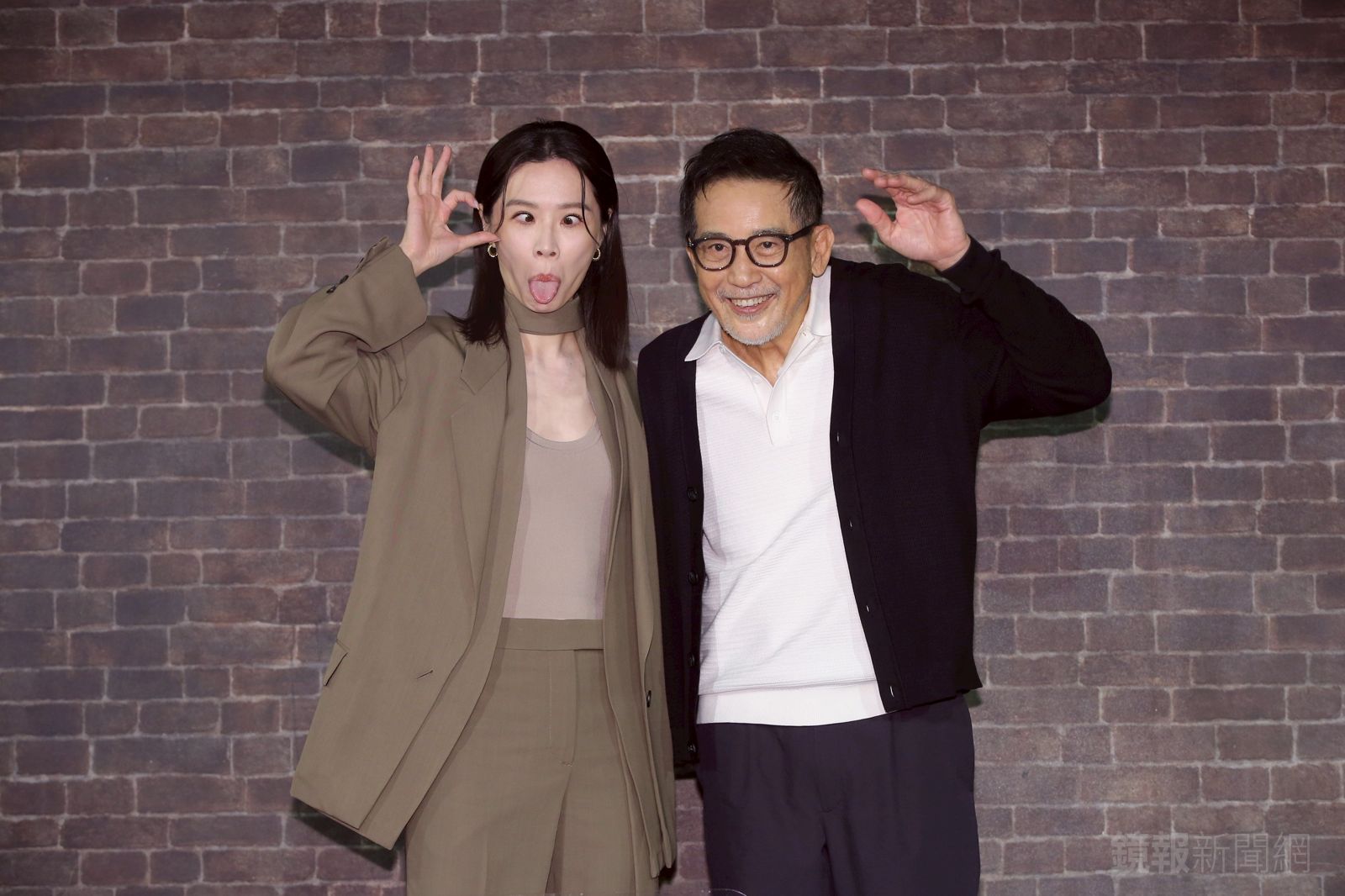 謝盈萱（左）、秦漢（右）在《忘了我記得》記者會扮鬼臉，父女互動逗趣。李鍾泉攝