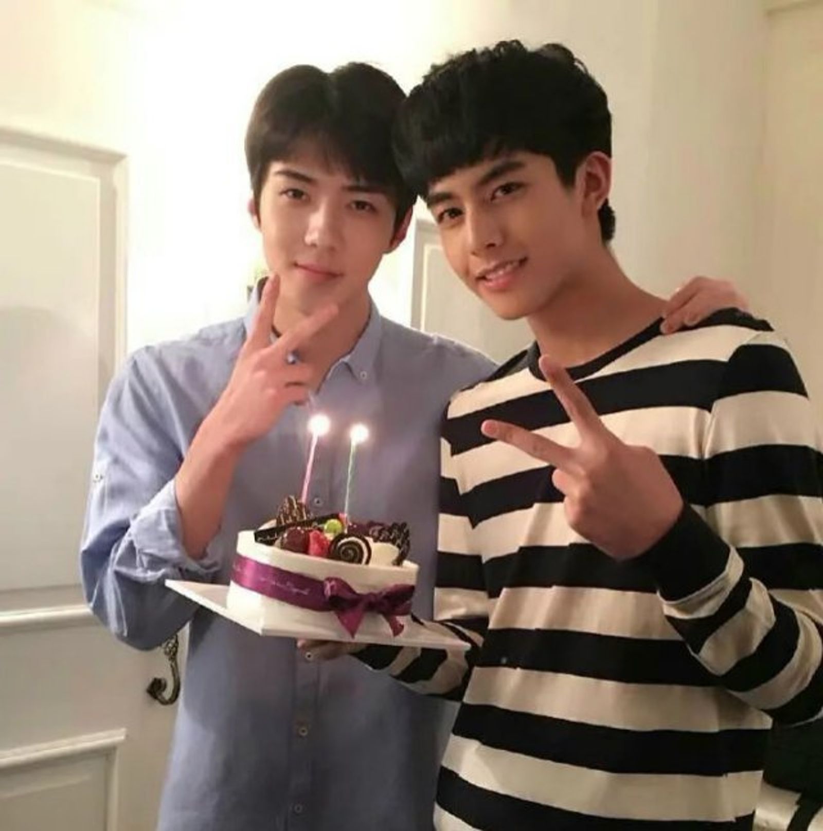 吳世勳（左起）與宋威龍合照。賦能少女Leo微博