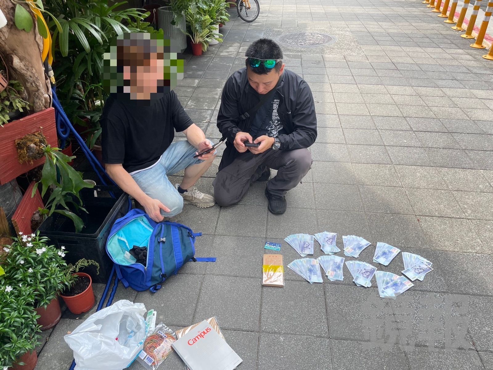 港籍車手遭逮捕後,身上取出多張提款卡與贓款。翻攝畫面