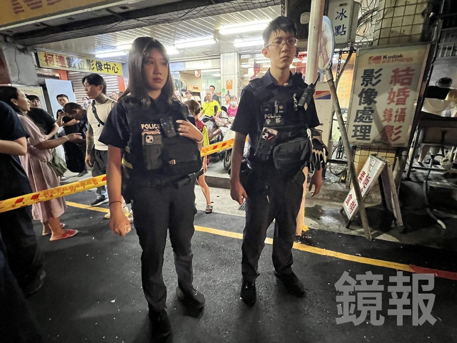 警員黃敏敏(左)、林德龍(右)，兩人到場立刻協助將傷者救出。翻攝畫面