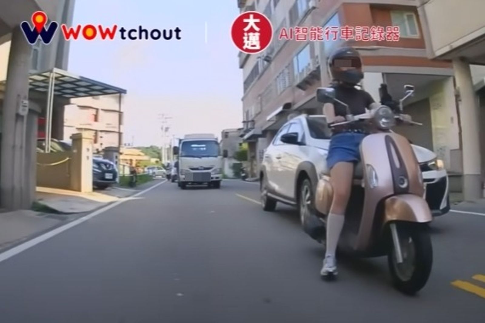 女騎士不僅被逼車按喇叭,駕駛還想超車。圖/翻攝自「WoWtchout-地圖型行車影像分享平台」YouTube