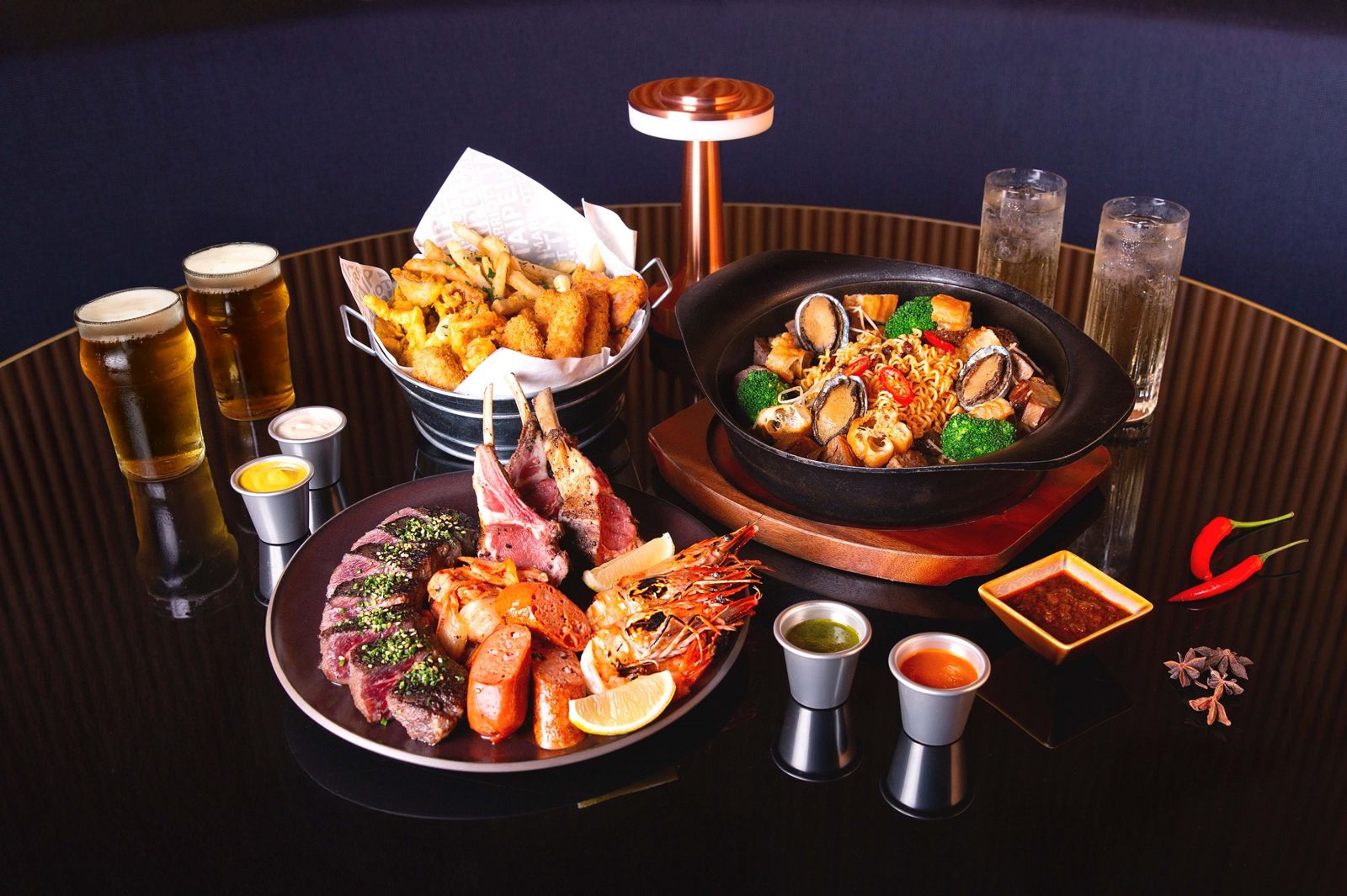 雙人豪華海陸餐吃得到紐西蘭小羔羊、醬烤牛小排及海大蝦等豐盛料理。（台北萬豪酒店供圖）