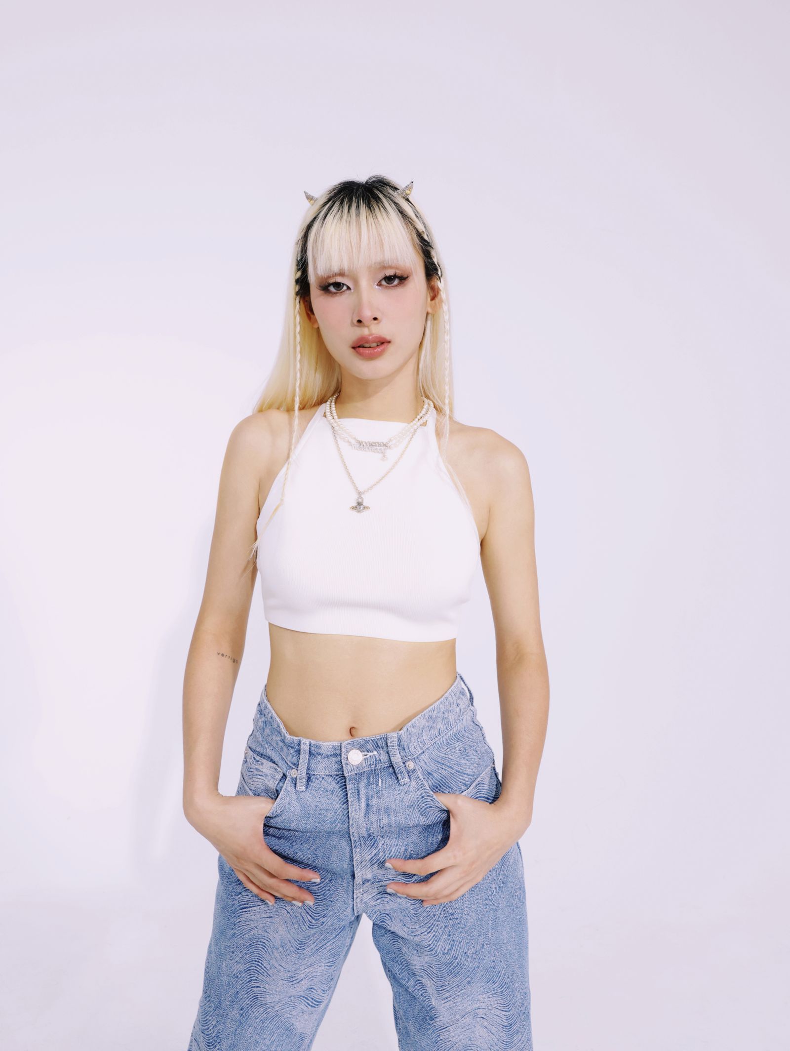 陳泳希（左）與持修合作推出新歌〈你傷透了我〉。華研國際提供