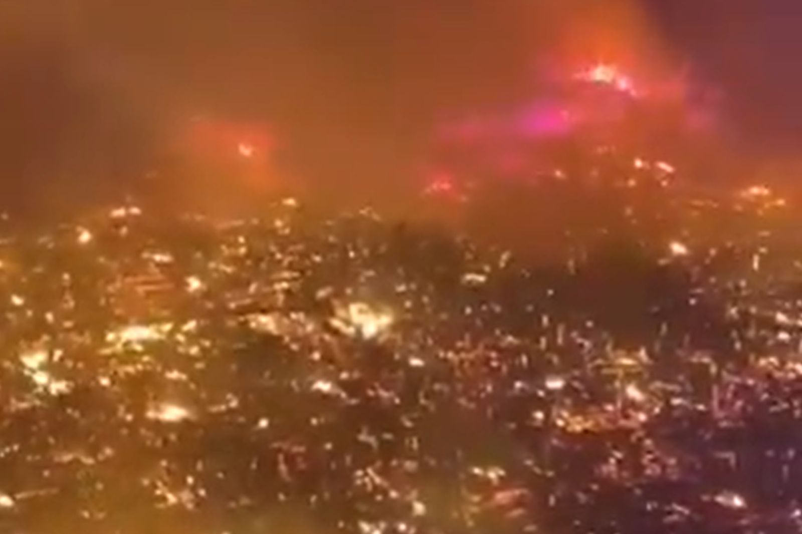 房屋棟距過近，造成火勢迅速蔓延。圖／X@WeatherMonitors