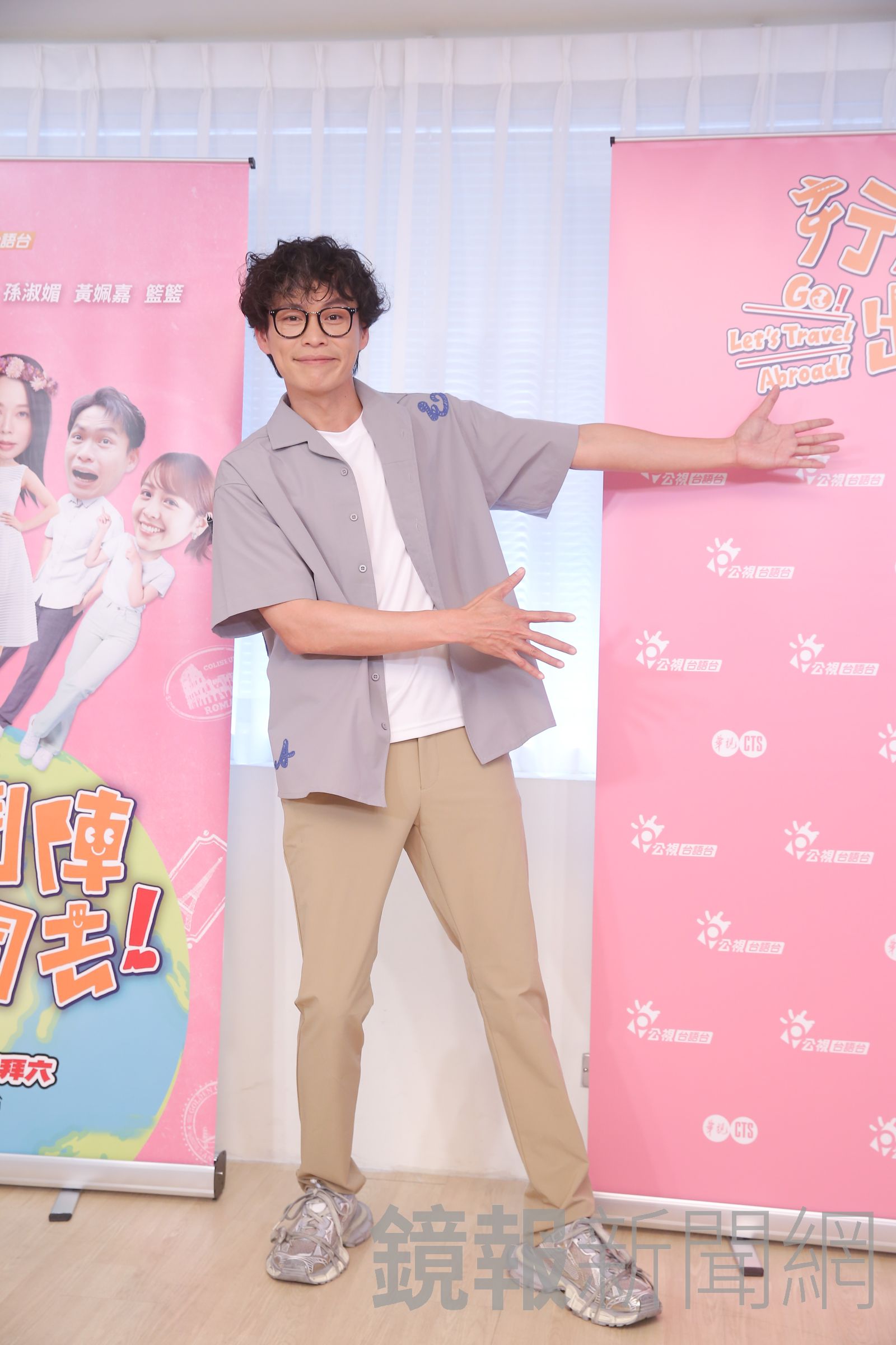 黃鐙輝今日戴黑框眼鏡，以及頂著一頭捲髮，剛好撞臉賀瓏。李鍾泉攝