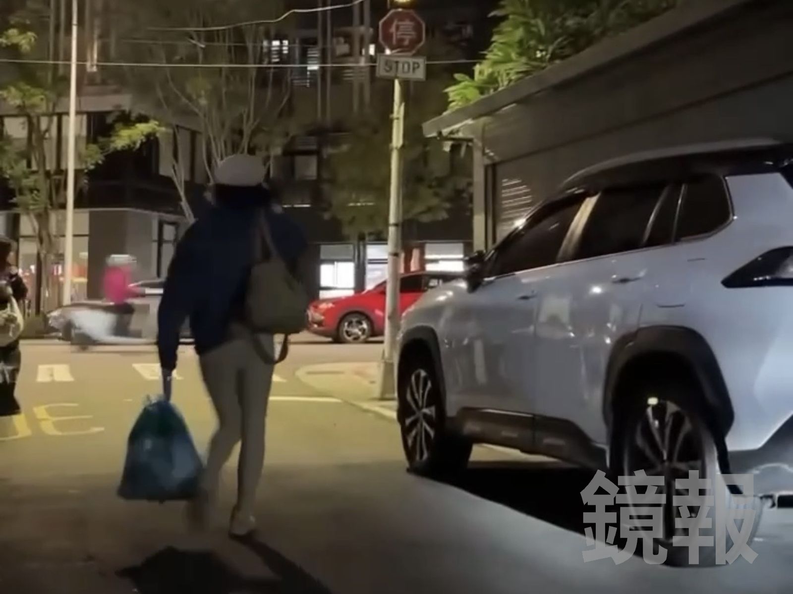 直擊「垃圾袋藏貓屍長滿蛆」　殺貓魔提袋棄屍左搖右晃全遭蒐證