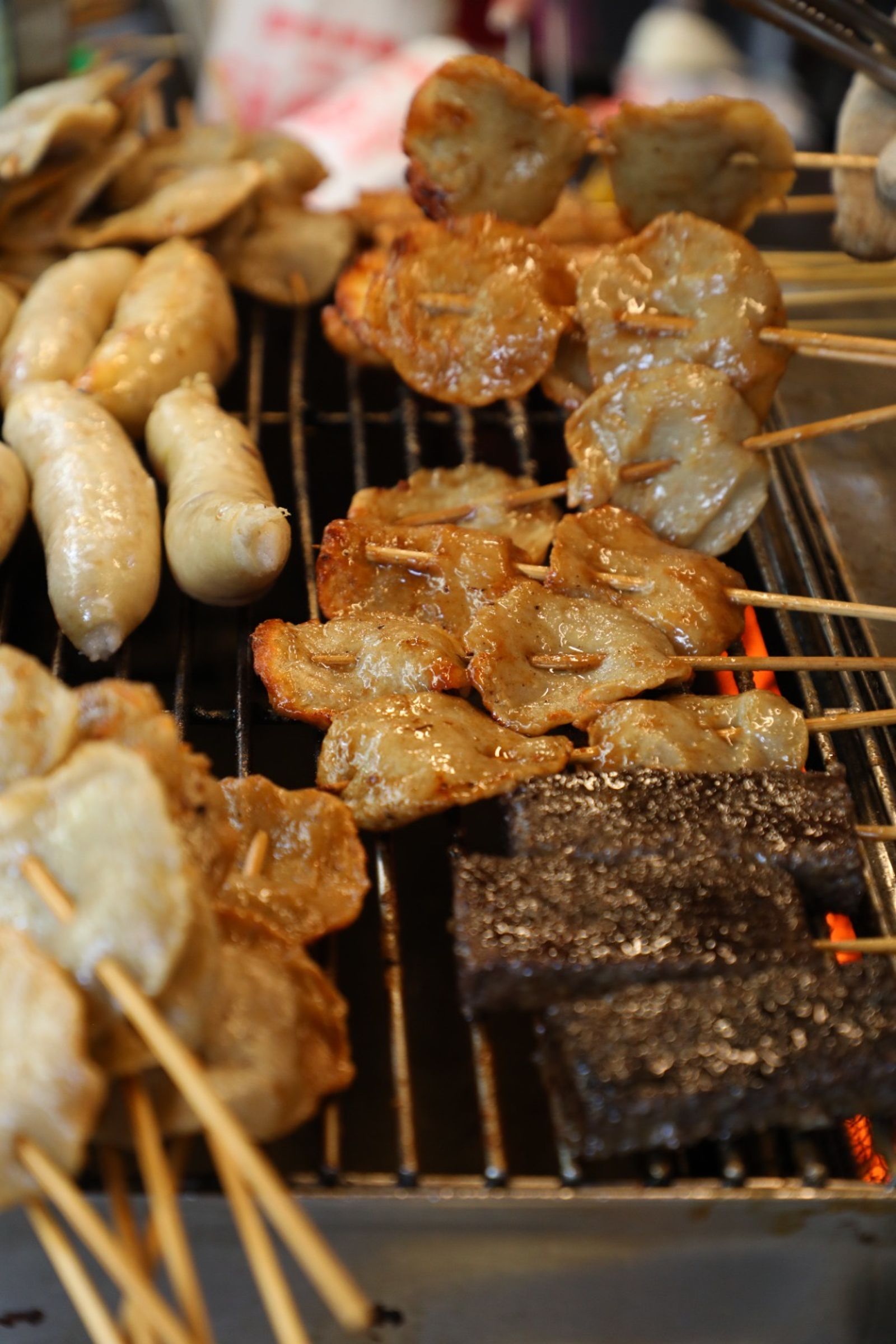 高雄人為何獨鍾「烤黑輪」?裴社長分析,港都居民在討海生活中養成了硬朗個性,喜歡耐嚼的口感。圖/鏡週刊提供