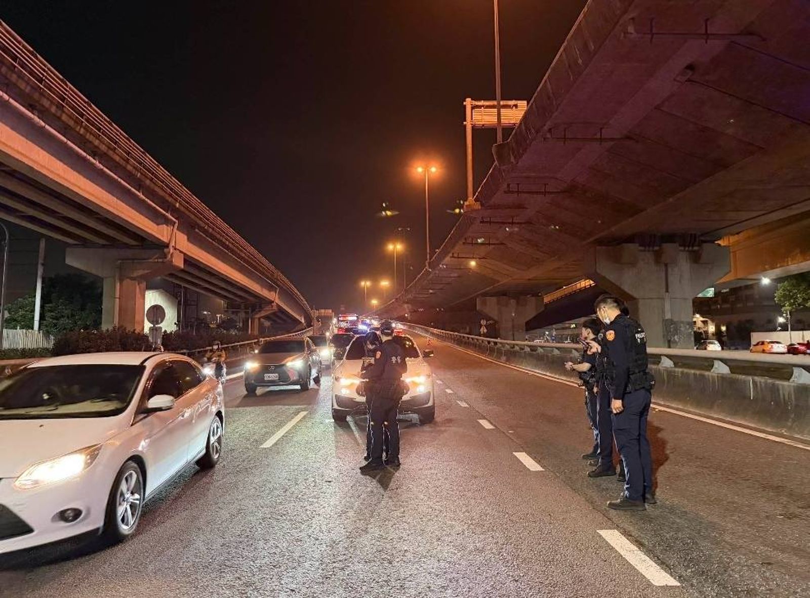 高雄李男昨晚拒檢衝撞,遭警在大中路車陣中連轟15槍仍落跑,今凌晨被逮捕。翻攝照片