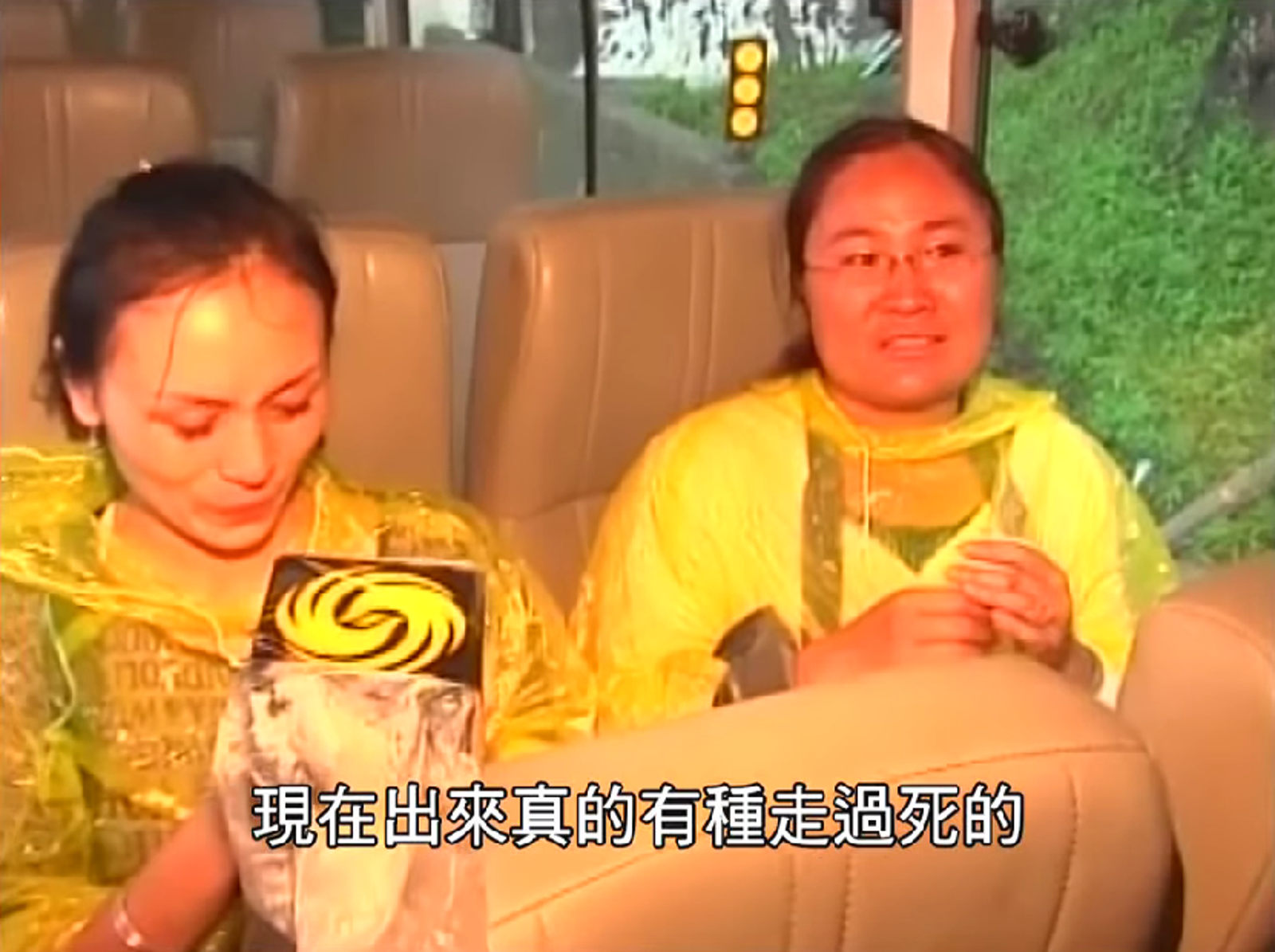 梅姬颱風造成的土石坍方，落石擊中滿載遊客的遊覽車，釀26人喪生。圖／擷取自「公共電視-我們的島」YT