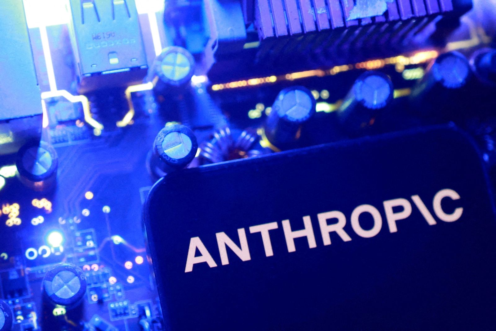 Anthropic發現:一名使用者上傳了成都數百支攝影機拍攝的監控檔案,要求AI分析特定對象是否出現異常行為。圖/達志影像