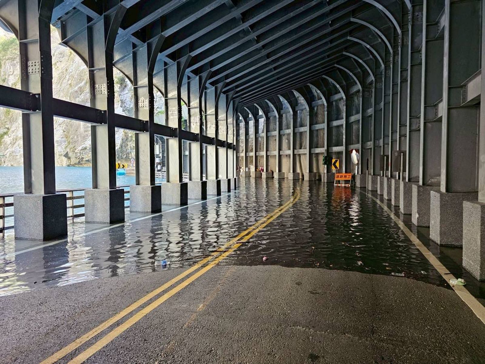 立霧溪湖水呈現出絕美的「蒂芬妮藍」,絕美的景色令人驚艷。圖/翻攝自太魯閣國家公園臉書