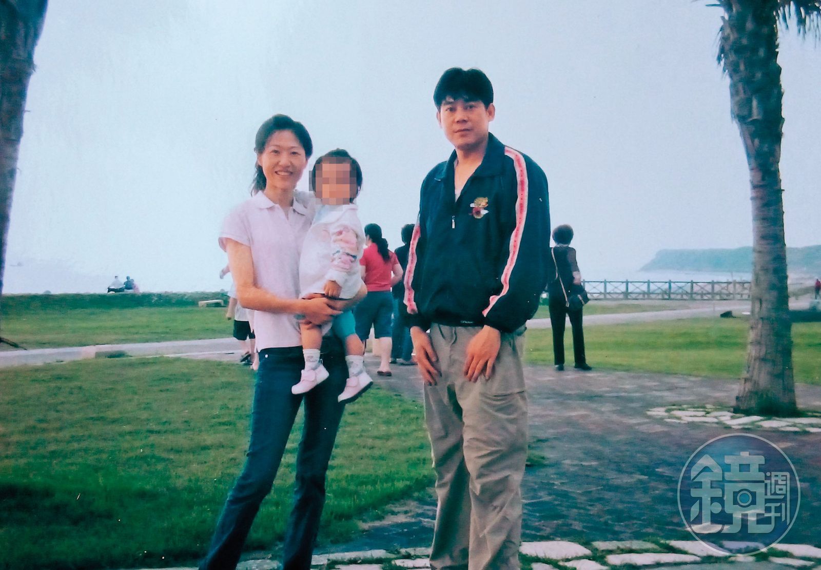 新北市中和區長楊薏霖與退役飛官黃正男及女兒的全家福。鏡週刊