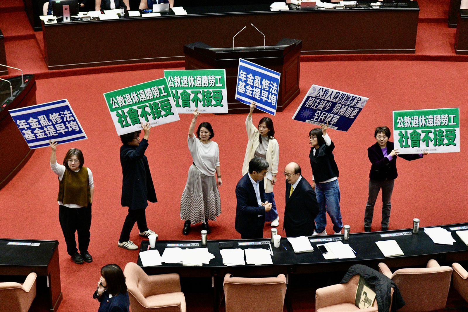 投書：明年軍公教不調薪　反年改只肥到退休族