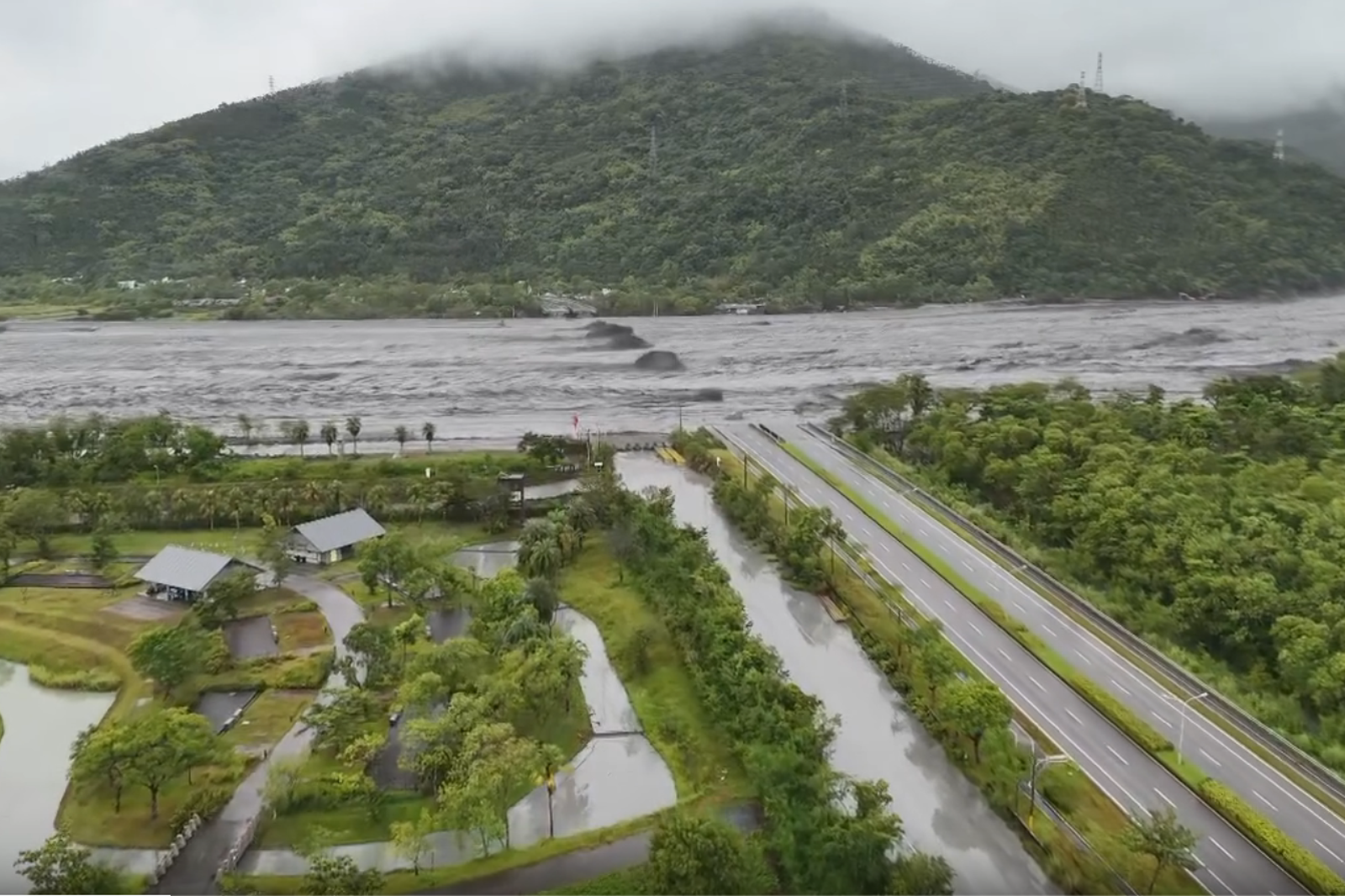 馬太鞍溪堰塞湖壩頂溢流導致民宅、市區商店、砂石場、稻田全遭淹。圖／東穩通運提供