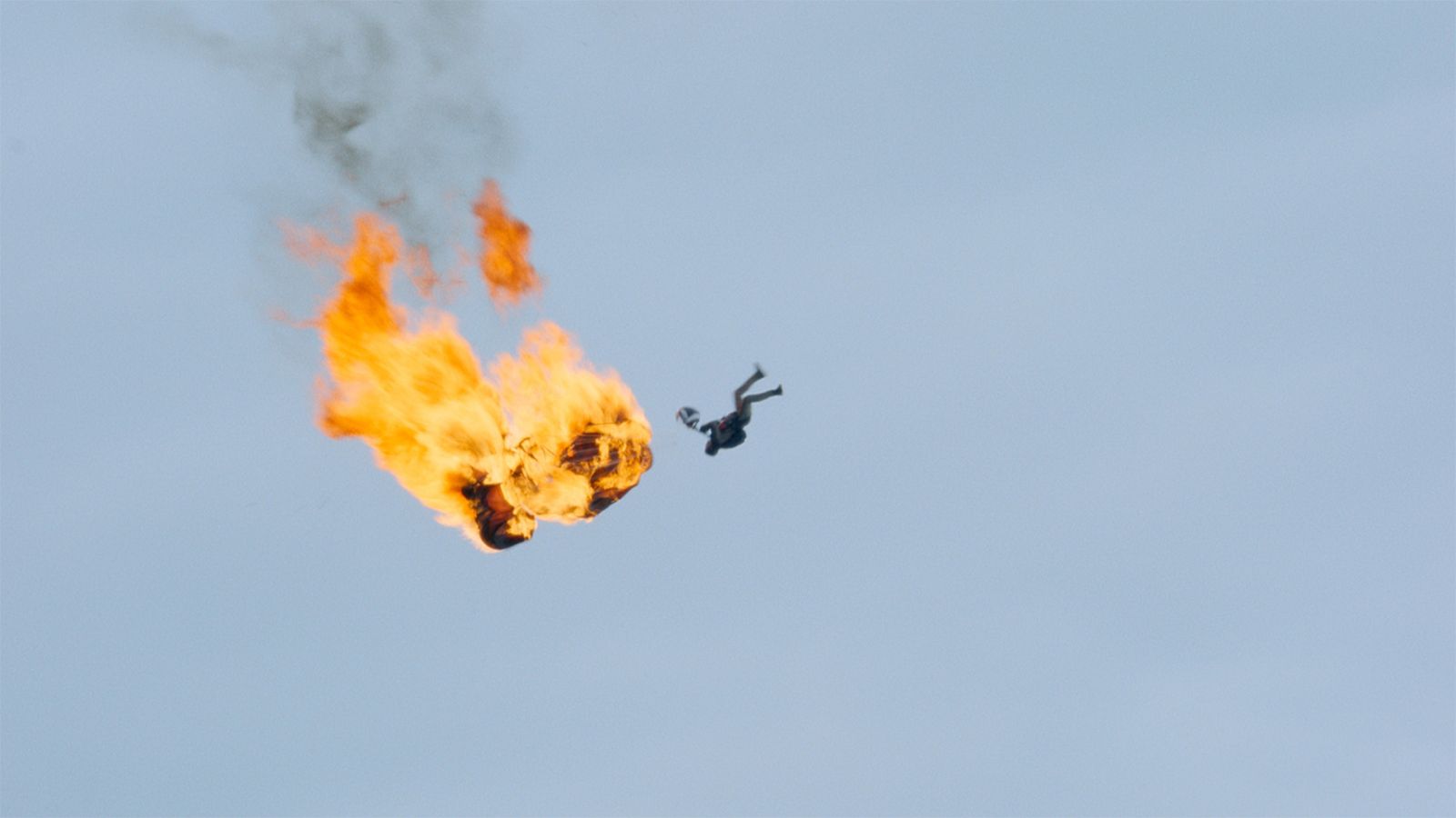 湯姆克魯斯在《不可能的任務：最終清算》中進行火燒跳傘，拿下金氏世界紀錄。UIP提供