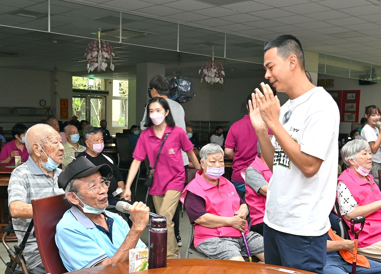 孫綻與榮民們溫馨互動。台視提供