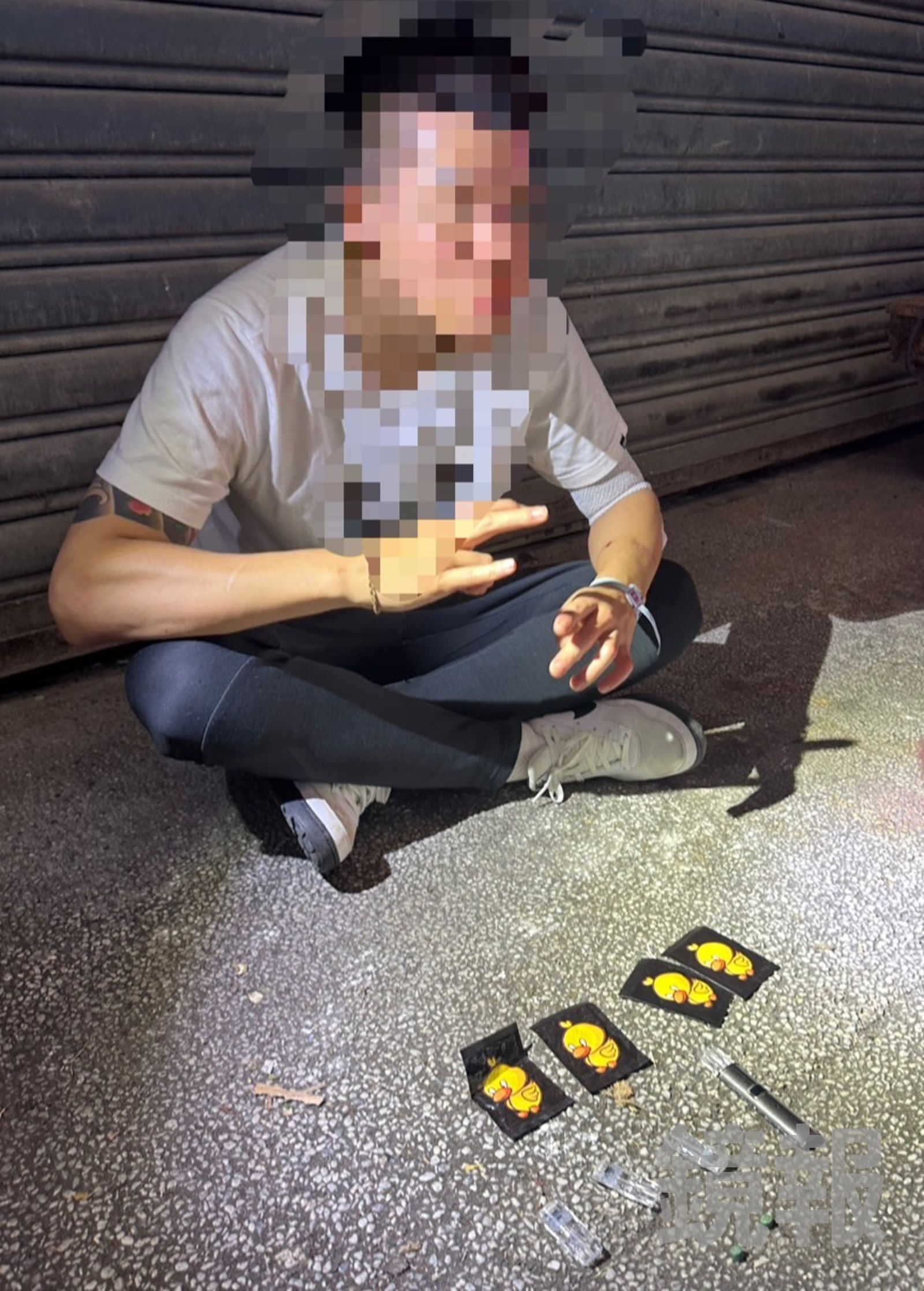 張男眼見躲不過，才乖乖交出身上的毒品咖啡包、搖頭丸等違禁品。翻攝畫面