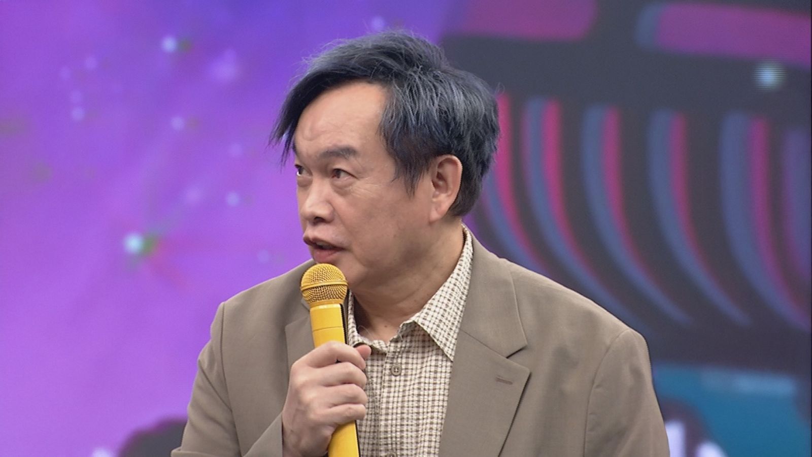 康康回憶年輕時在舞廳時的風光。中視提供